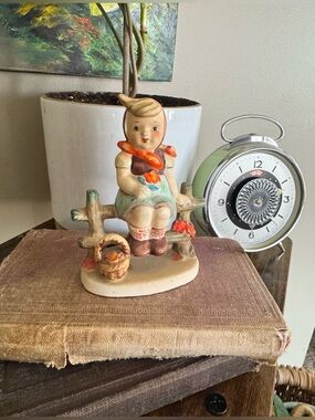 🌻Vintage Girl Sitting On Fence Goebel Hummel Ceramic Figurine Unsigned N760🌻
